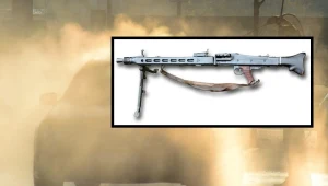 Lufa niemieckiego karabinu maszynowego z czasów II wojny światowej MG 42 była czyszczona na samochodowej myjni