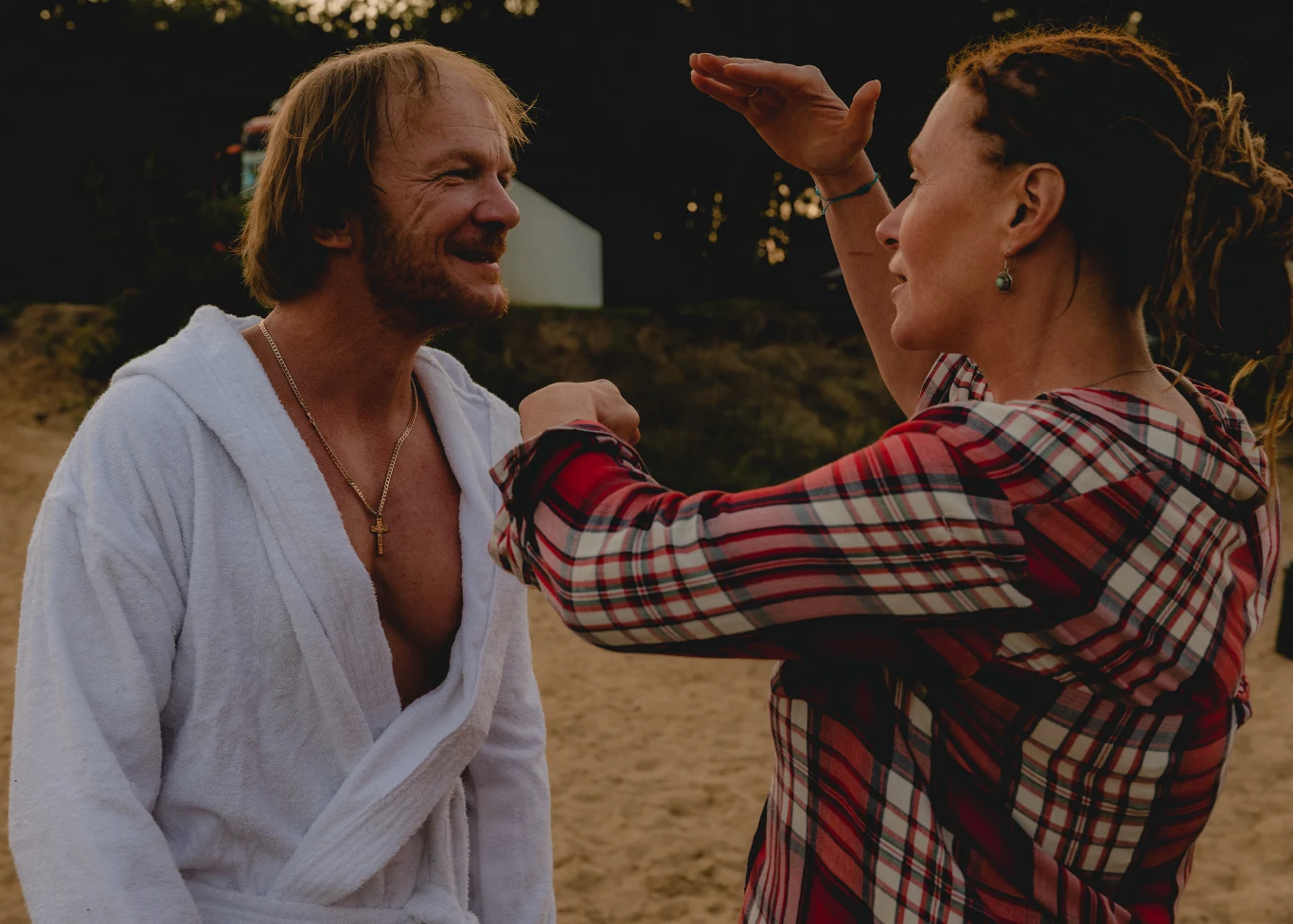 Eryk Lubos z reżyserką Anną Maliszewską na planie filmu "Ciepło-zimno"