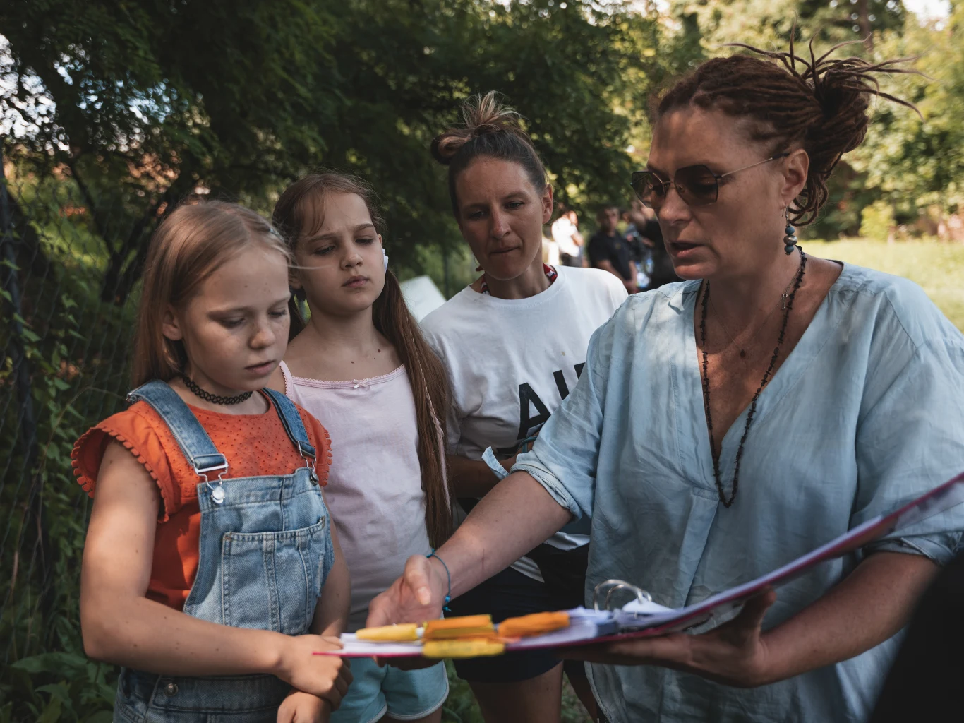 Anna Maliszewska to reżyserka teledysków, reklam i filmów krótkometrażowych. Absolwentka Mistrzowskiej Szkoły Filmowej Andrzeja Wajdy. Wielokrotnie nagradzana na Yach Film Festival, m.in. za teledyski takich wykonawców jak Myslovitz, Raz, dwa, trzy, Sistars, Reni Jusis, Hey i Maria Peszek. Na koncie ma również nagrody Fryderyk za teledyski dla Sistars i Kasi Nosowskiej. Jej krótkometrażowy film "Pokój szybkich randek", zrealizowany w ramach programu "30 Minut" Studia Munka, stał się częścią tryptyku "Demakijaż", który znalazł się w Konkursie Głównym 34. Festiwalu Polskich Filmów Fabularnych w Gdyni. Magdalena Czerwińska, odtwórczyni głównej roli w "Pokoju szybkich randek", otrzymała za tę kreację nominację do nagrody im. Zbyszka Cybulskiego.