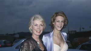 Jamie Lee Curtis (P) z mamą Janet Leigh (L)