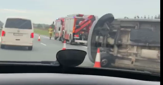 Przewrócony bus na A2