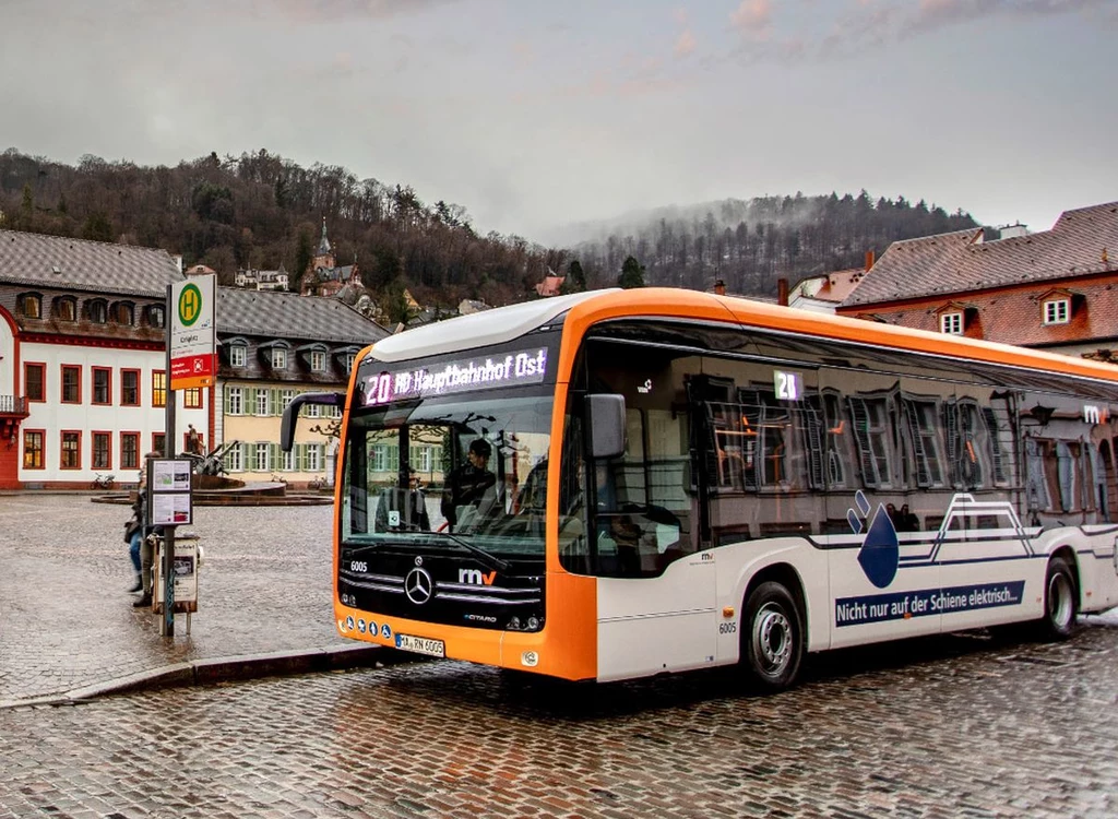 Mercedes e-citaro. Najprawdopodobniej taki pojazd wywołał pożar w zajezdni w Stuttgarcie