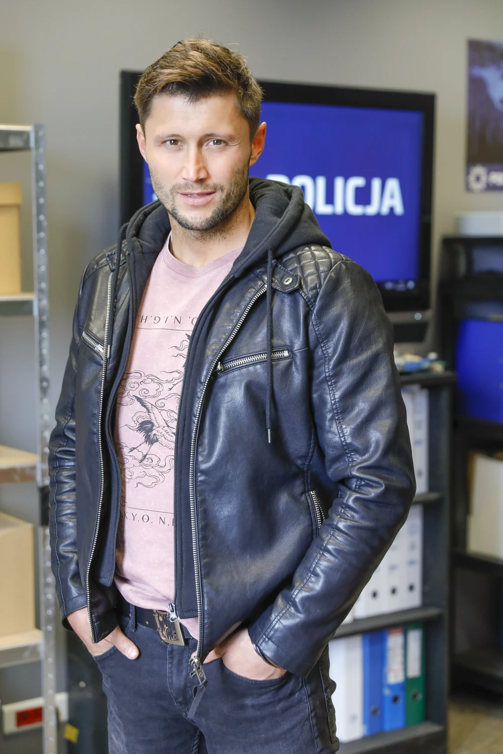 Piotr Mróz na planie serialu "Gliniarze" Piotr Mróz na planie serialu "Gliniarze"