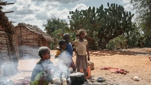 Głodujące dzieci na Madagaskarze (zdjęcie ilustracyjne).