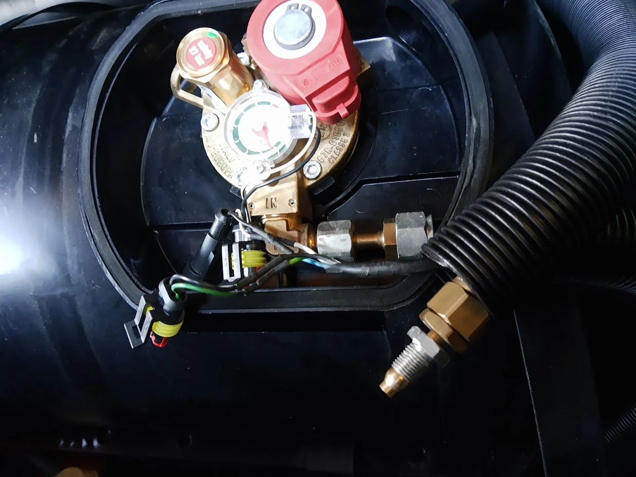 Cena montażu instalacji gazowej dla popularnych silników 4-cylindrowych waha się w okolicach 2,5-3 tys. zł Cena montażu instalacji gazowej dla popularnych silników 4-cylindrowych waha się w okolicach 2,5-3 tys. zł