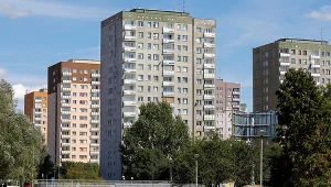 Państwo polskie w czasach największego powojennego kryzysu gospodarczego rok w rok oddawało po 180-190 tys. mieszkań