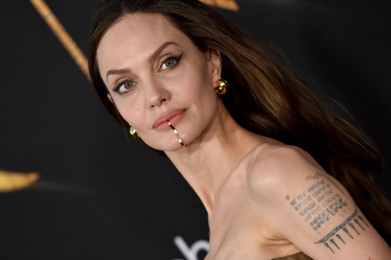 Dla Angeliny Jolie "Eternals" to druga tegoroczna produkcja kinowa. W czerwcu premierę miał thriller "Ci, którzy życzą mi śmierci", w którym gwiazda wcieliła się w rolę Hannah, strażaczki rozpamiętującej śmierć trzech osób, których nie zdołała uratować przed ogniem.
Dla Angeliny Jolie "Eternals" to druga tegoroczna produkcja kinowa. W czerwcu premierę miał thriller "Ci, którzy życzą mi śmierci", w którym gwiazda wcieliła się w rolę Hannah, strażaczki rozpamiętującej śmierć trzech osób, których nie zdołała uratować przed ogniem.