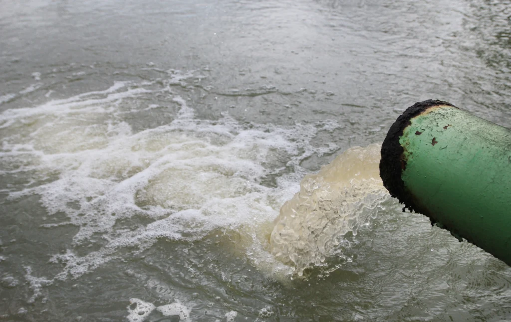 Kontrola WIOŚ w oczyszczalni przy mleczarni Laktopol wykazała m.in. rozcieńczanie ścieków wodą (zdj. ilustracyjne)