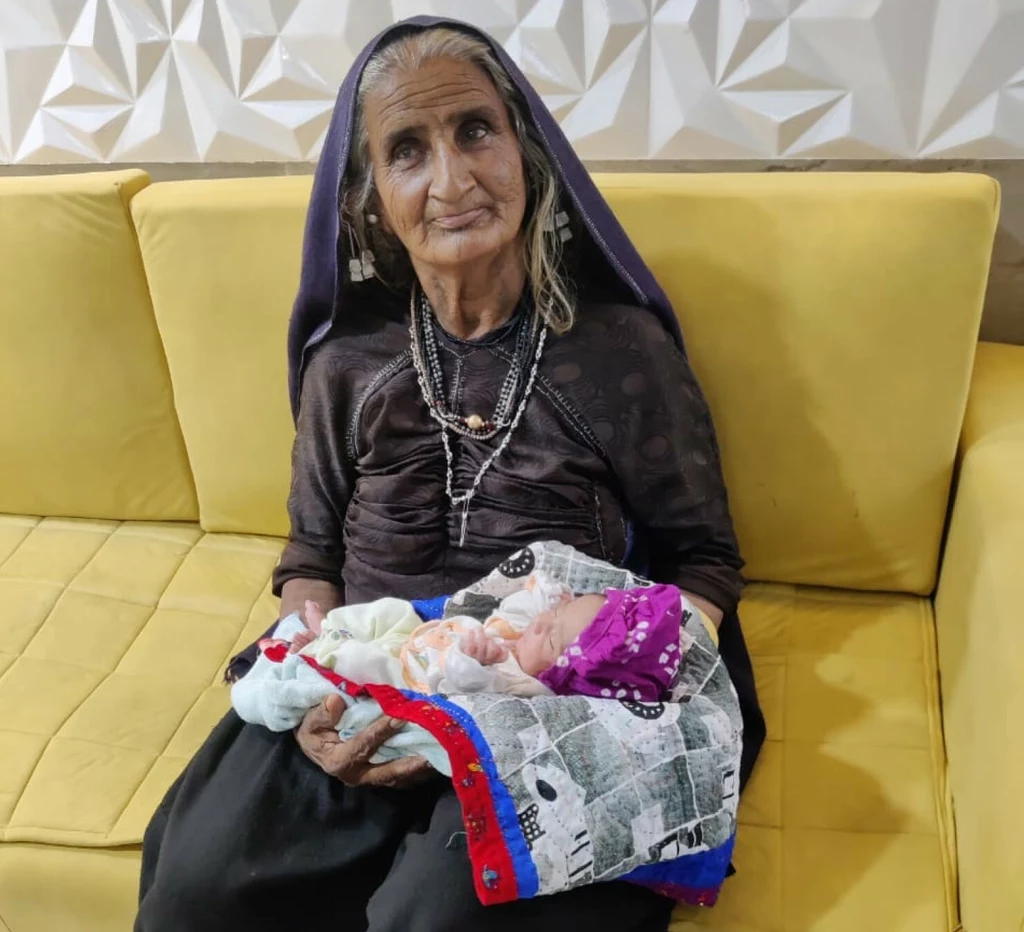 70-letnia Hinduska urodziła dziecko i jest jedną z najstarszych matek na świecie 