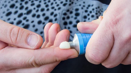 Maść tranowa to tani produkt z apteki. Swoje zastosowanie może znaleźć również w pielęgnacji skóry twarzy. 