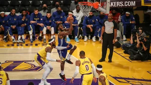 Andrew Wiggins (przy piłce) przez długi czas nie chciał się zaszczepić, ugiął się jednak pod presją różnych restrykcji