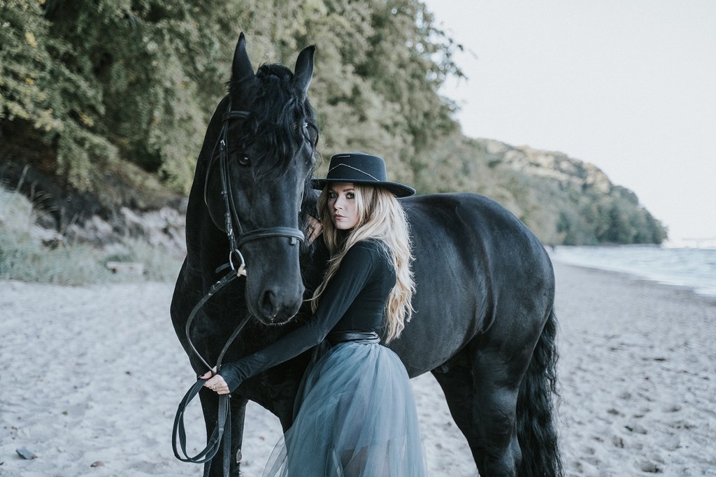 Klaudia Trzepizur (Clödie) w teledysku "Hold On"