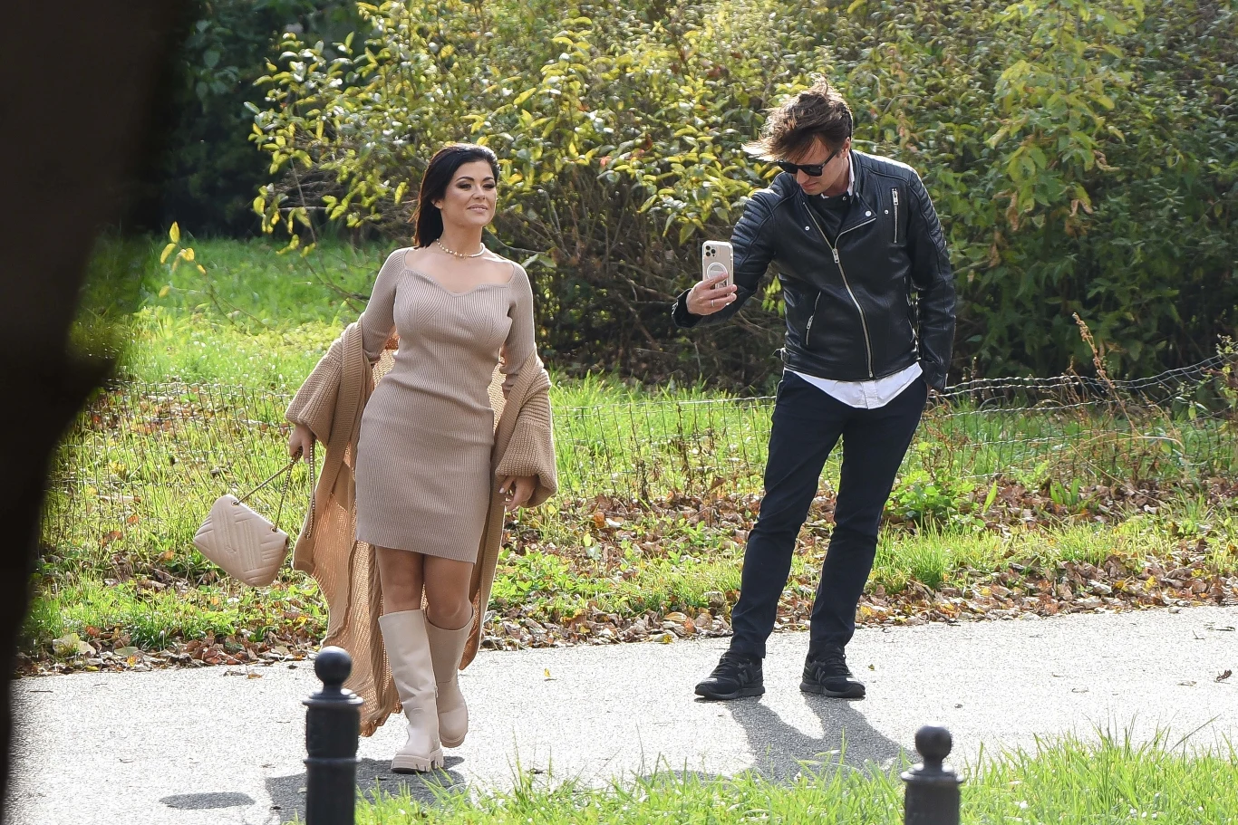 Celebrytka pozowała do zdjęć w parku niczym profesjonalna modelka Celebrytka pozowała do zdjęć w parku niczym profesjonalna modelka