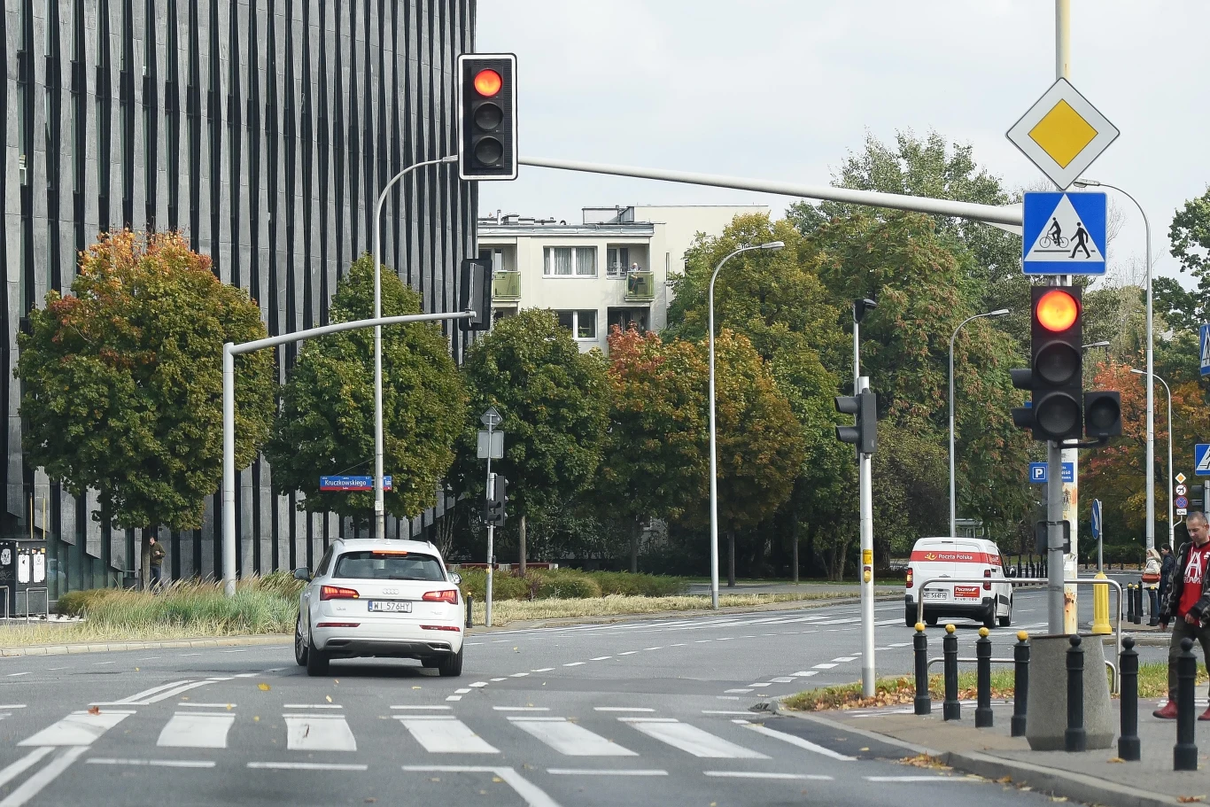 I przejeżdża przez pasy na czerwonym świetle I przejeżdża przez pasy na czerwonym świetle
