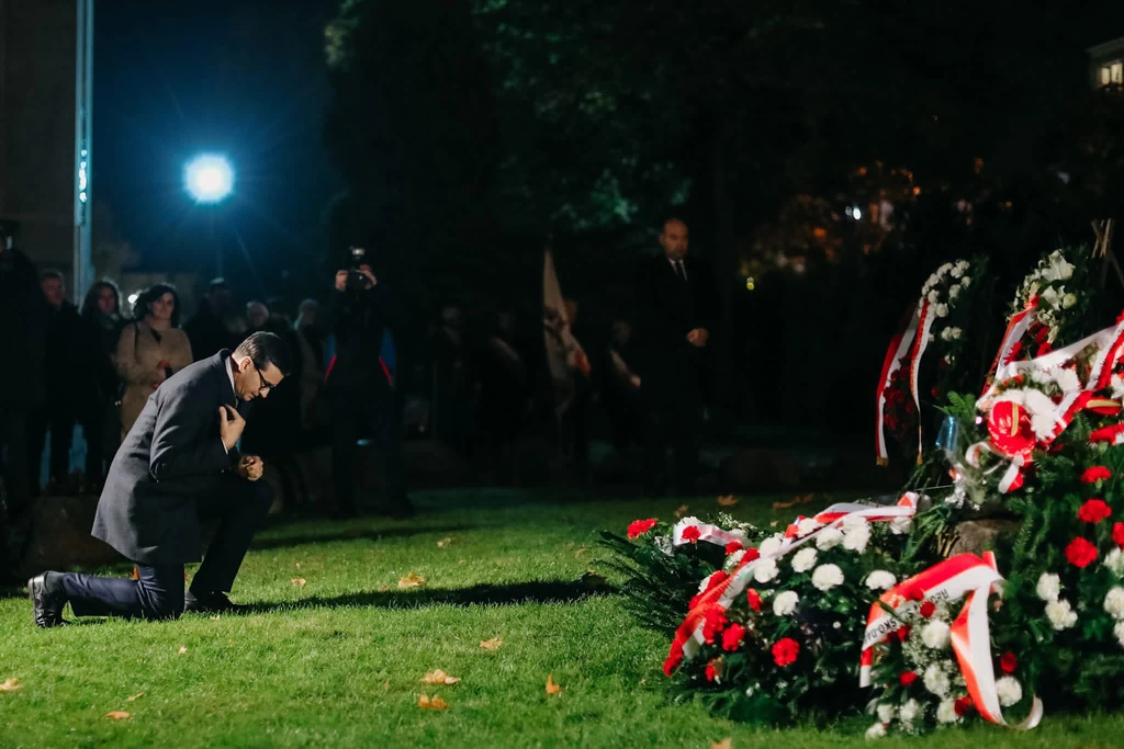 Premier przed grobem ks. Jerzego Popiełuszki Premier przed grobem ks. Jerzego Popiełuszki