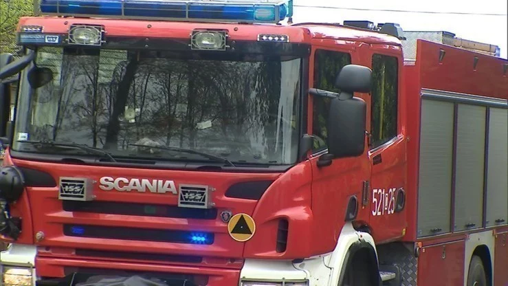 Na miejsce pojechały cztery zastępy strażaków i dwa samochody operacyjne Na miejsce pojechały cztery zastępy strażaków i dwa samochody operacyjne