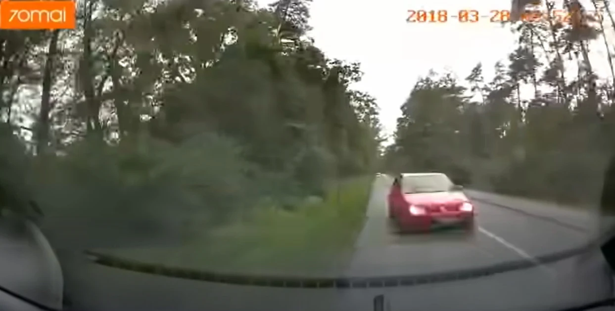 Kierowca Forda dwukrotnie uratował się przed czołowym zderzeniem, ale dachowaniu nie dało się zapobiec Kierowca Forda dwukrotnie uratował się przed czołowym zderzeniem, ale dachowaniu nie dało się zapobiec