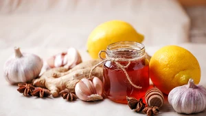 Czosnek i miód warto mieć w domowej spiżarni w okresie infekcyjnym 