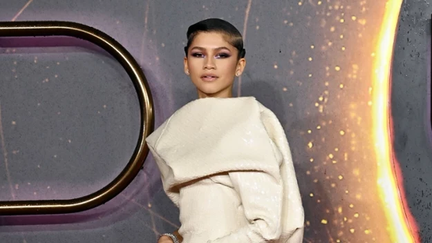 Na londyńską premierę filmu "Diuna" Zendaya przybyła ubrana w długą, zachwycającą suknię! Oryginalna kreacja podkreśliła jej perfekcyjną figurę, a fryzura retro dodała całej stylizacji elegancji i szyku. 