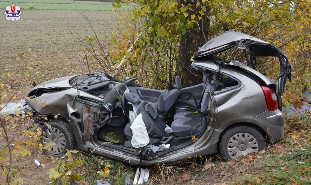 Z wraku Citroena rannych uwolnili strażacy