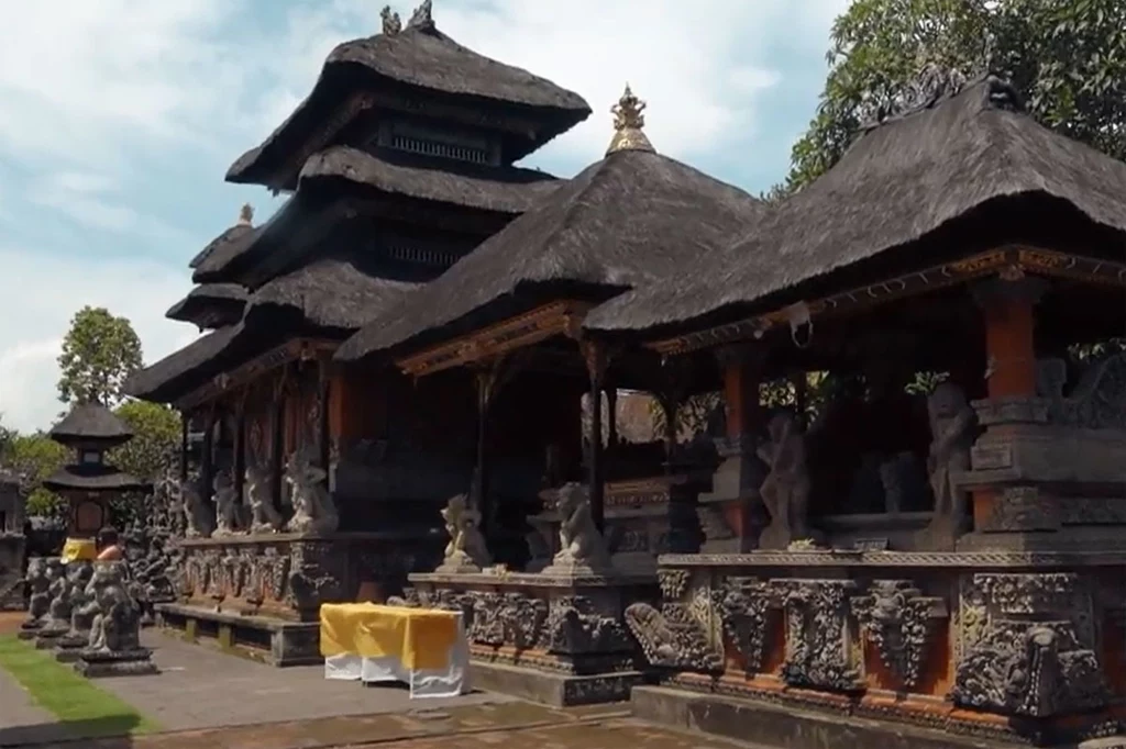 ​Indonezja słynie z mniejszych lub większych świątyń