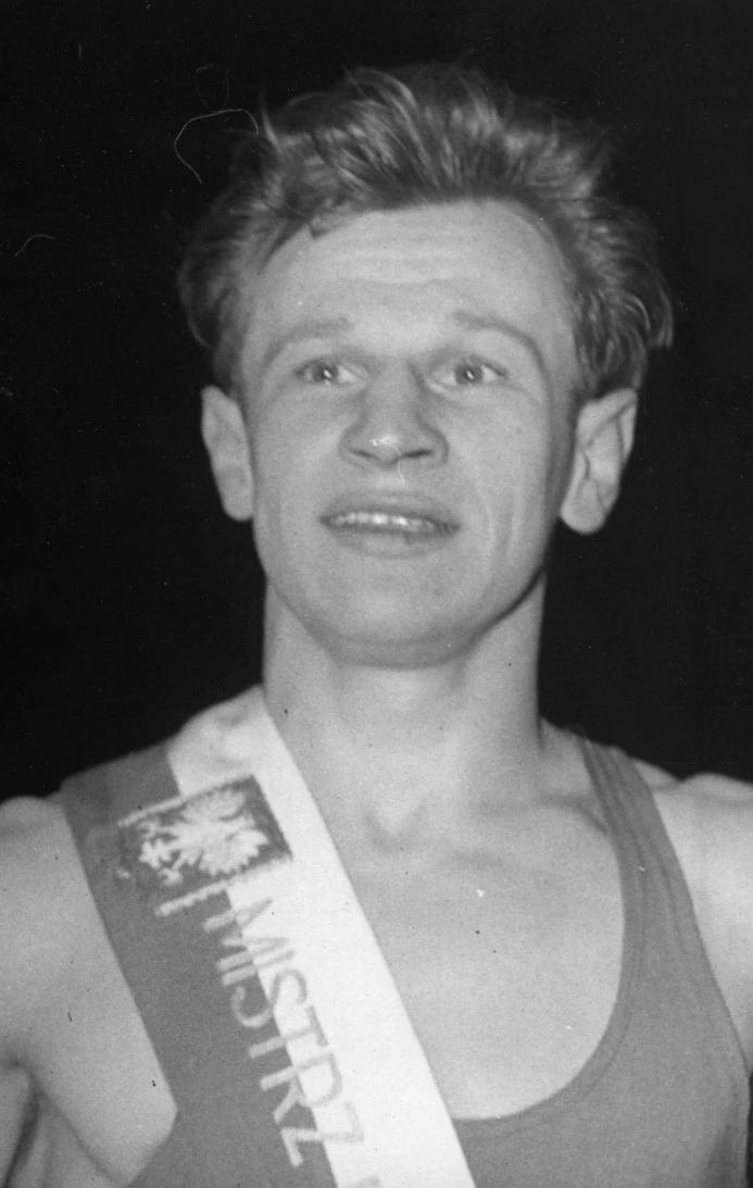 Teofil Kowalski 20.12.1935 - 09.11.2020 Zmarł w Krakowie po długiej chorobie. Przez większość swojego życia był związany z miejscową Wisłą. W 1958 i 1961 roku został bokserskim mistrzem Polski w kategorii koguciej. W sumie stoczył 412 walk, z czego 359 wygrał, w tym 120 przed czasem. Cztery razy wystąpił w reprezentacji Polski prowadzonej przez Feliksa Stamma. Po karierze bokserskiej został trenerem.