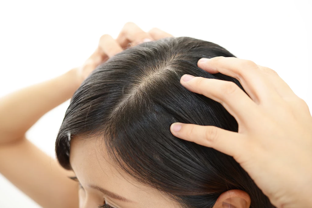 Masaż skóry głowy pobudza krążenie i wpływa na prawidłowe funkcjonowanie cebulek i mieszków włosowych