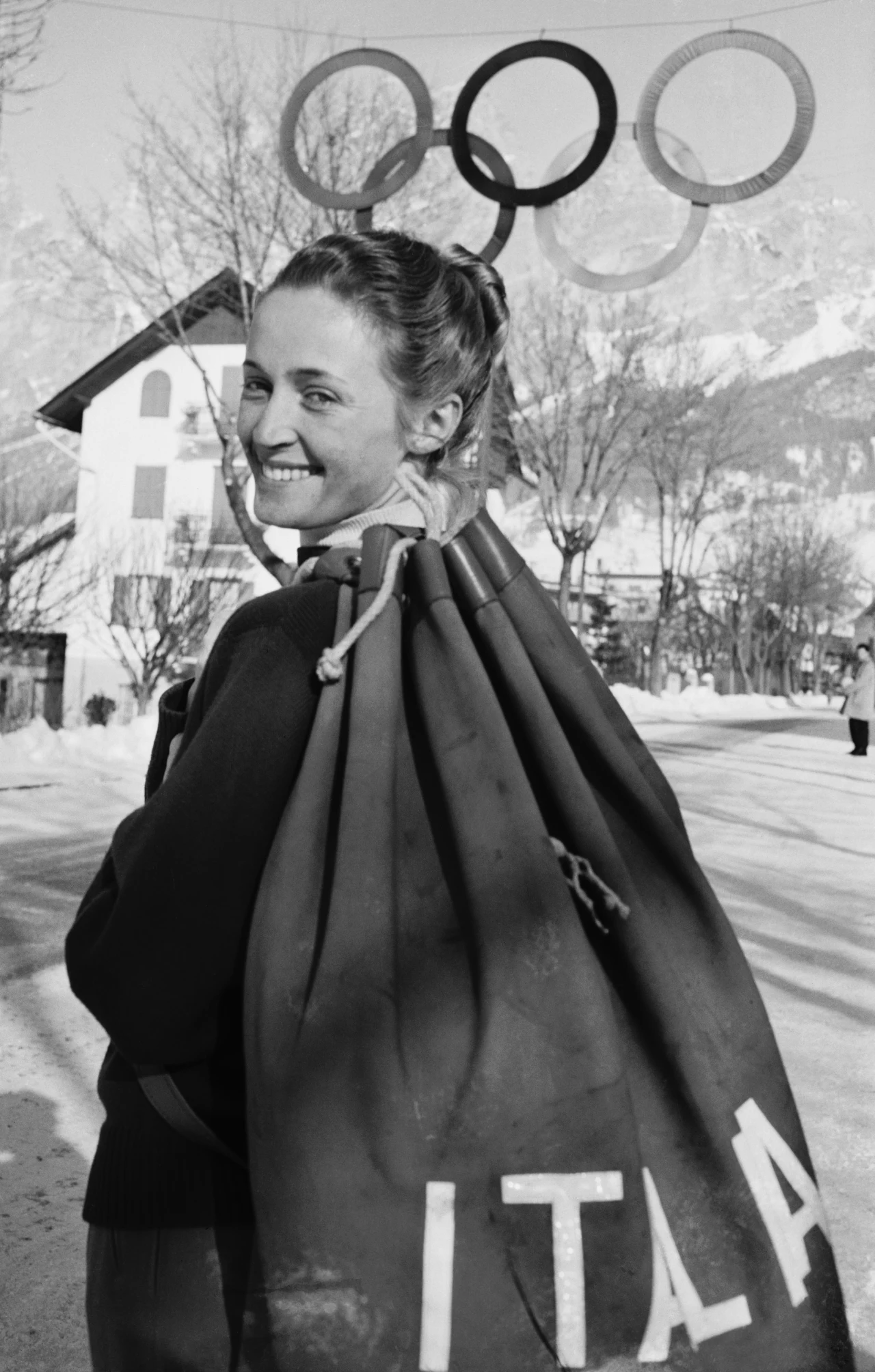 Giuliana Chenal-Minuzzo 26.11.1931 - 11.11.2020 Gdy Polacy obchodzili Narodowy Dzień Niepodległości, Włosi ronili łzy po śmierci legendy narciarstwa alpejskiego. W 1956 roku Chenal-Minuzzo podczas uroczystości otwarcia igrzysk w Cortina d'Ampezzo złożyła ślubowanie olimpijskie jako pierwsza kobieta w historii. Była też pierwszą Włoszką, która stanęła na podium zimowych igrzysk - w 1952 roku w Oslo wywalczyła brąz w zjeździe. Osiem lat później w Squaw Valley zdobyła drugi brązowy medal olimpijski, tym razem w slalomie gigancie.