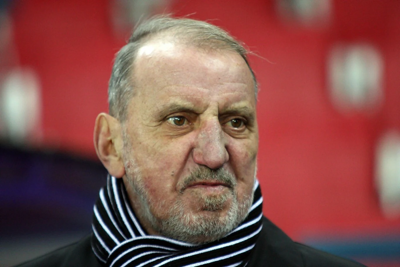 Adam Musiał 18.12.1948 - 18.11.2020 Był legendą nie tylko Wisły Kraków, ale i reprezentacji Polski. Grał na pozycji obrońcy. Piłkarską karierę rozpoczął w barwach Górnika Wieliczka. W 1967 roku trafił do Wisły Kraków, której barw bronił przez całą dekadę. W koszulce "Białej Gwiazdy" rozegrał 227 spotkań. W 1978 roku sięgnął z nią po mistrzostwo Polski. Na krajowym podwórku zdobył także Puchar Polski w ekipie Arki Gdynia. Jego najważniejszym laurem był jednak brązowy medal mistrzostw świata wywalczony z reprezentacją Polski w 1974 roku.