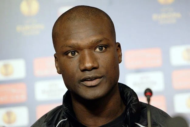 Papa Bouba Diop 28.01.1978 - 29.11.2020 Był ikoną senegalskiej piłki. Zasłynął tym, że w w meczu otwarcia mundialu w 2002 roku zdobył zwycięską bramkę przeciwko Francji. Przez lata występował w Premier League, w której rozegrał łącznie 129 meczów i zdobył osiem bramek. Zmarł po długiej chorobie.