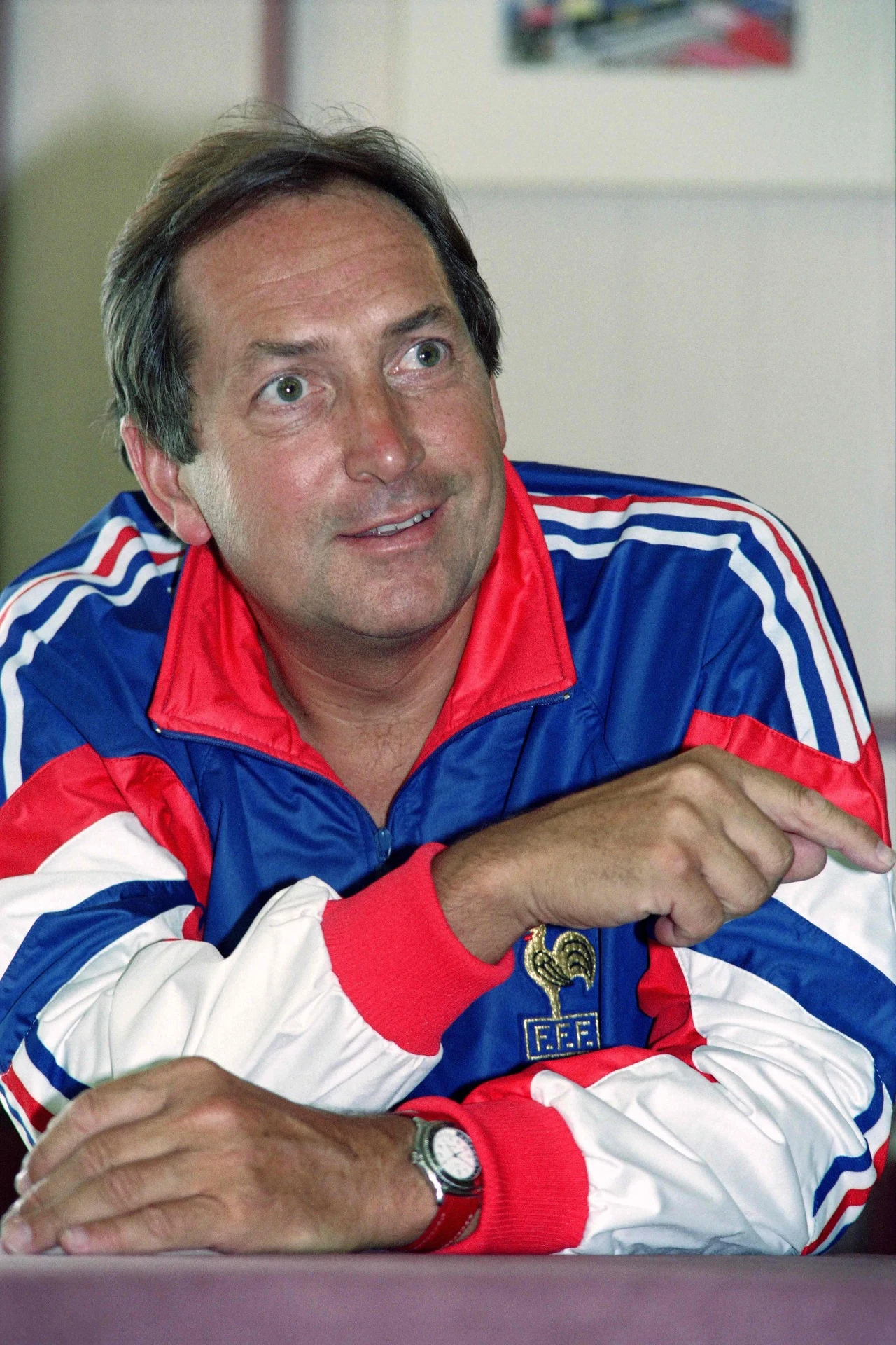 Gerard Houllier 03.09.1947 - 14.12.2020 Był selekcjonerem reprezentacji Francji i szkoleniowcem między innymi: Liverpoolu, Lyonu i Paris Saint-Germain. Zmarł w wieku 73 lat, trzy tygodnie po operacji aorty. W czasie kariery mógł cieszyć się między innymi z trzech mistrzostw Francji i miana legendy w swojej ojczyźnie.
