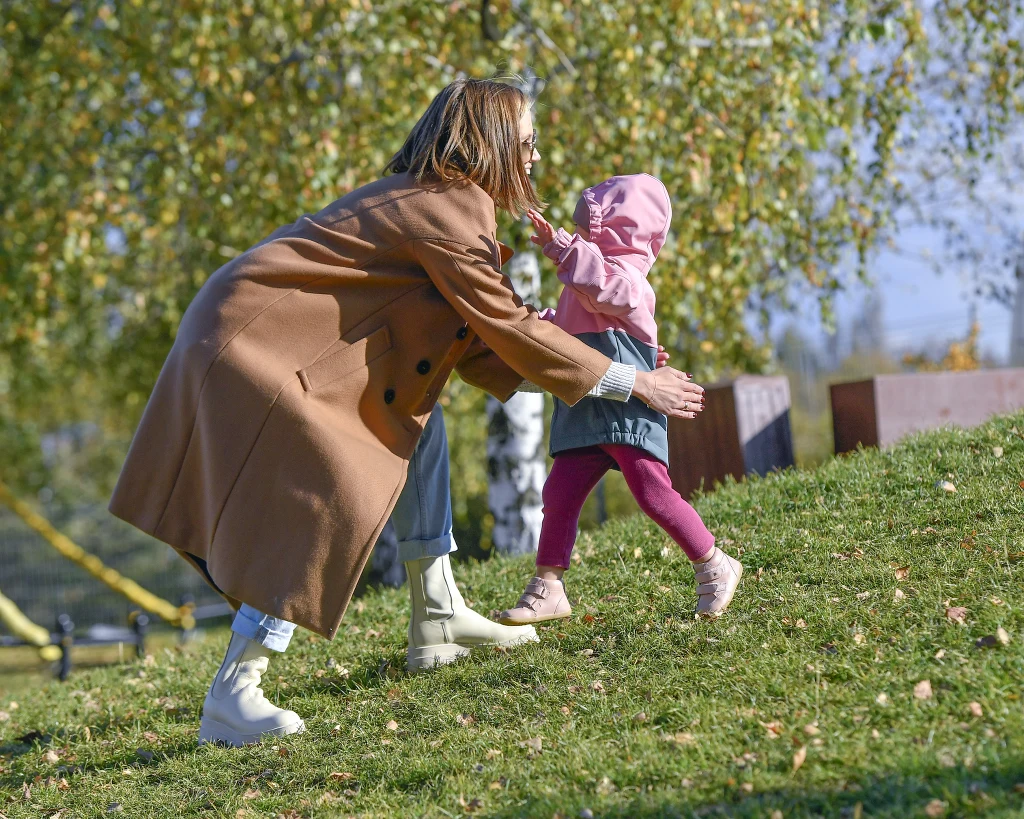 Agnieszka Kaczorowska z córką na placu zabaw Agnieszka Kaczorowska z córką na placu zabaw