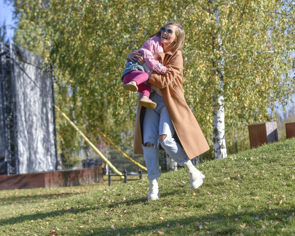 Agnieszka Kaczorowska z córką na placu zabaw Agnieszka Kaczorowska z córką na placu zabaw
