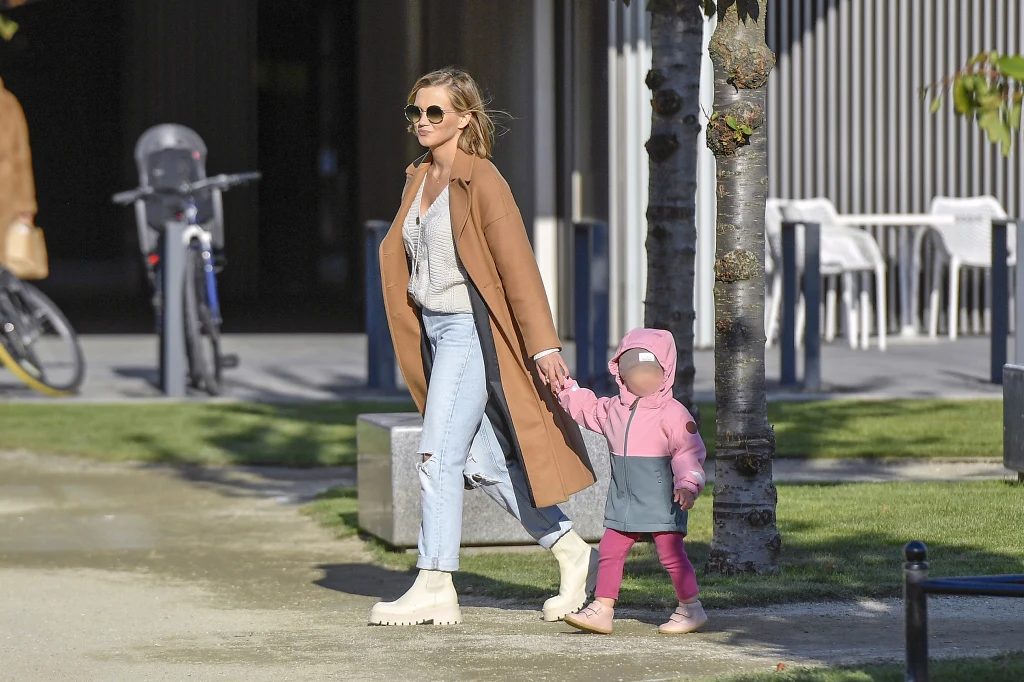 Agnieszka Kaczorowska z córką na placu zabaw Agnieszka Kaczorowska z córką na placu zabaw