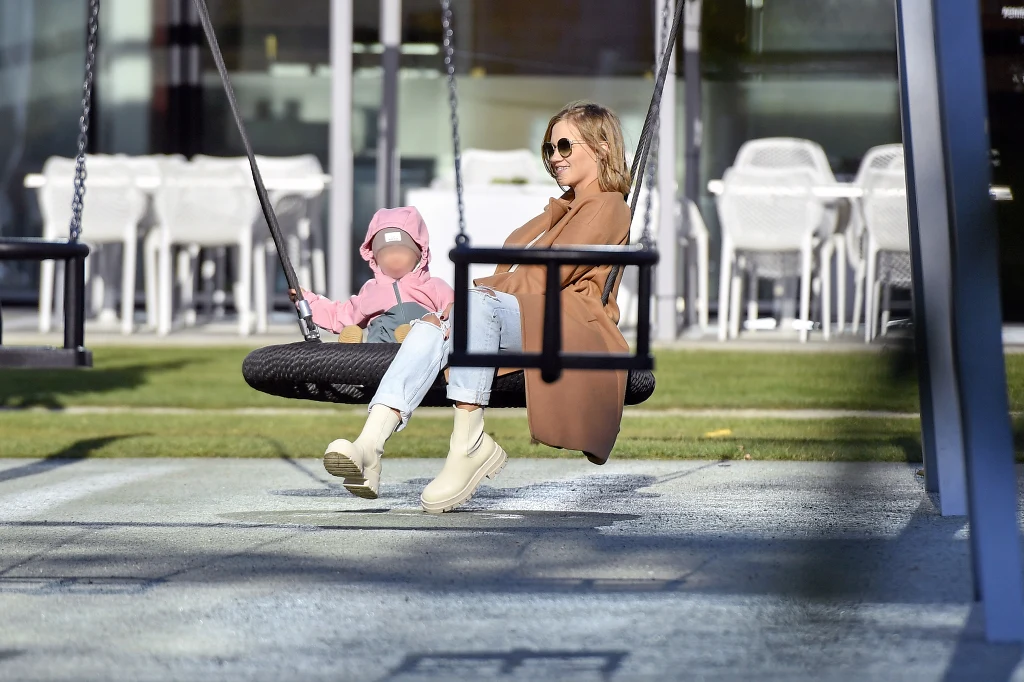 Agnieszka Kaczorowska z córką na placu zabaw Agnieszka Kaczorowska z córką na placu zabaw