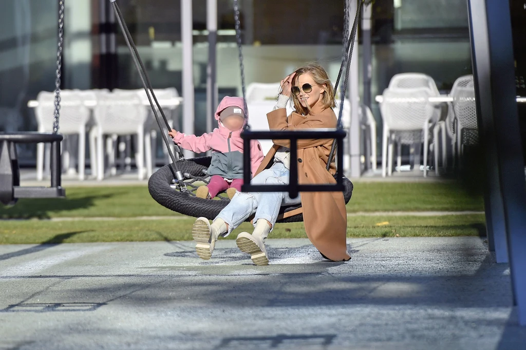 Agnieszka Kaczorowska z córką na placu zabaw Agnieszka Kaczorowska z córką na placu zabaw