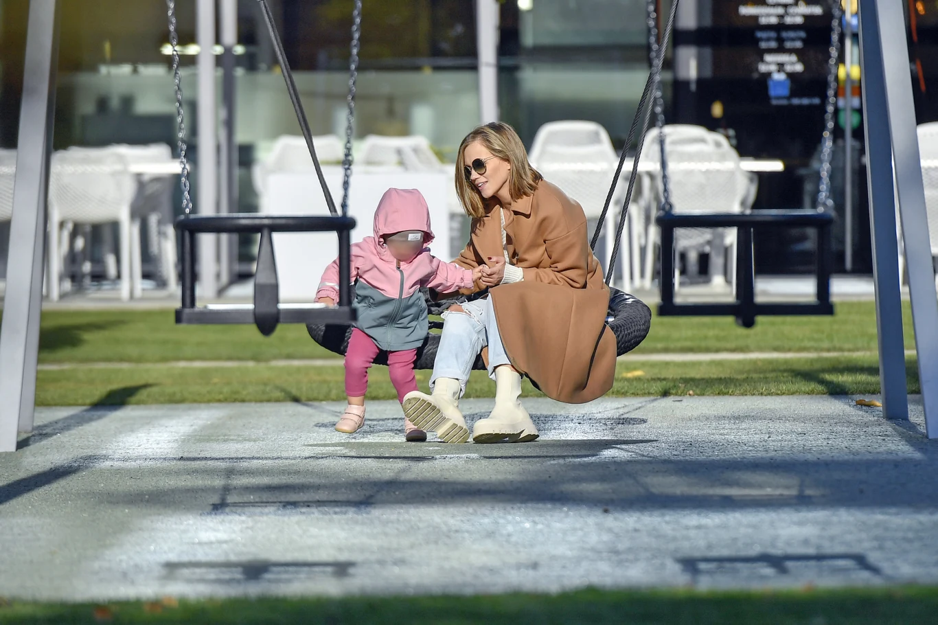 Agnieszka Kaczorowska z córką na placu zabaw Agnieszka Kaczorowska z córką na placu zabaw