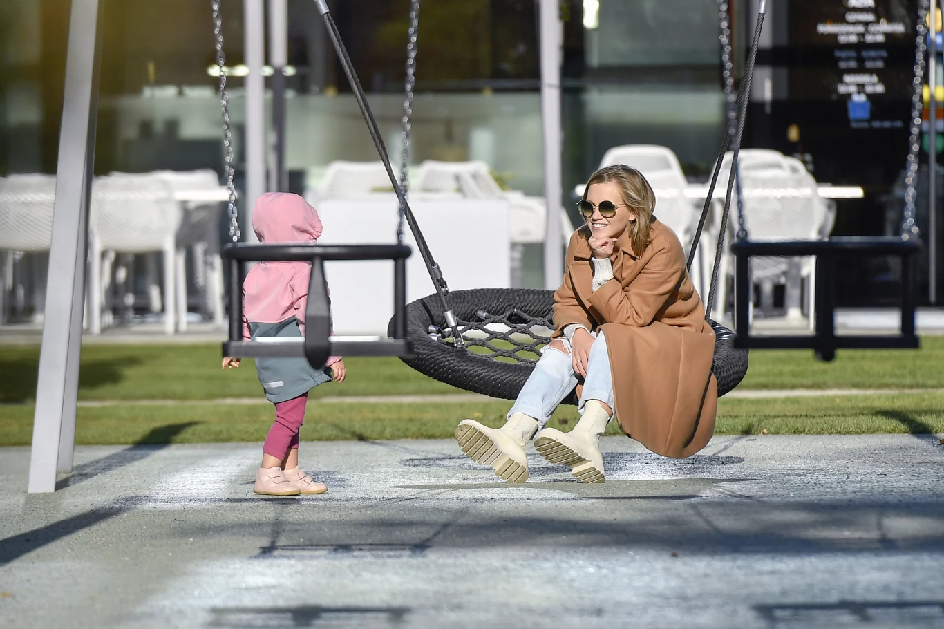 Agnieszka Kaczorowska z córką na placu zabaw Agnieszka Kaczorowska z córką na placu zabaw