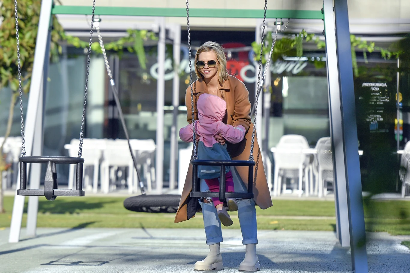 Agnieszka Kaczorowska z córką na placu zabaw Agnieszka Kaczorowska z córką na placu zabaw