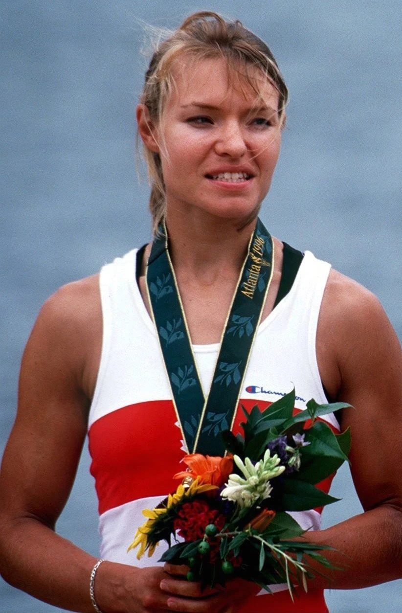 Kathleen Heddle 27.11.1965 - 11.01.2021 Zmarła w wieku 55 lat po długiej walce z chorobą nowotworową. Przyniosła chlubę Kanadzie jako trzykrotna mistrzyni olimpijska w wioślarstwie. W swojej kolekcji posiadała także olimpijski brąz. Medale zdobywała podczas igrzysk w Barcelonie w 1992 roku oraz w Atlancie cztery lata później. 