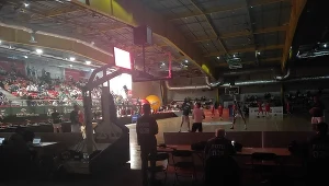 Tak wyglądała w przerwie hala, w której Legia przystąpiła w środę do meczu Pucharze Europy FIBA  