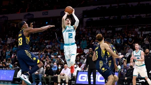 LaMelo Ball (z piłką) był wyróżniającą się postacią w zespole Hornets