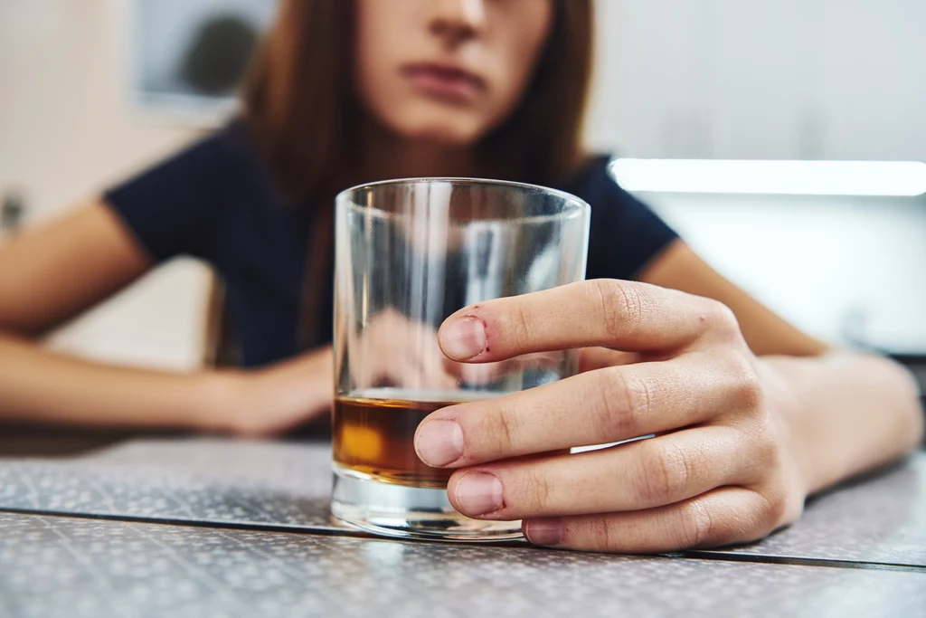 Chęć sięgania po alkohol ma również związek z obecnym trybem życia, jaki prowadzą młodzi ludzie