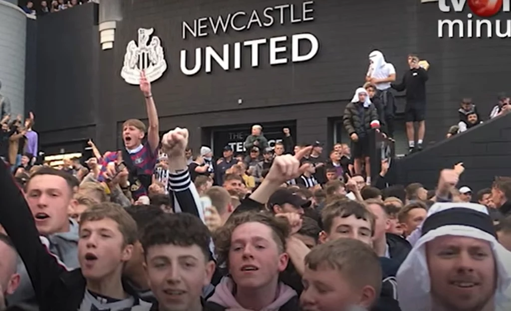 Fani Newcastle United entuzjastycznie witali nowych właścicieli klubu. Część z nich odziana była w aratatki Fani Newcastle United entuzjastycznie witali nowych właścicieli klubu. Część z nich odziana była w aratatki