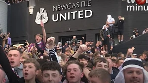 Fani Newcastle United witający nowych właścicieli klubu. Część z nich odziana była w aratatki