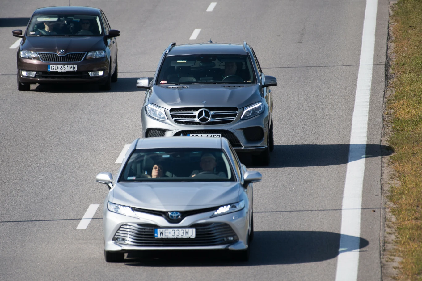 Jazda na zderzaku na autostradzie to teraz wykroczenie, za które grozi mandat. 