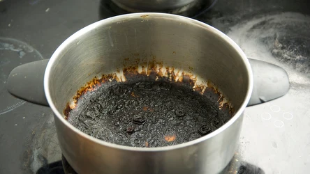 Po wyczyszczeniu tanim produktem z kuchennej szafki przypalone garnki będą jak nowe
