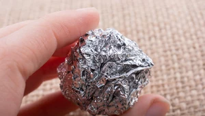 Niezwykły trik z folią aluminiową. Włóż ją do pralki