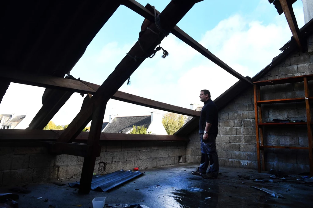 Zerwany dach po wichurze w Bretanii