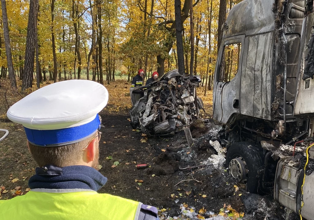 Policja nie chce potwierdzić liczby ofiar bo spalone ciała wciąż są we wraku